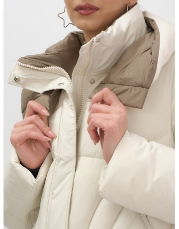 Длинный женский пуховик с капюшоном.