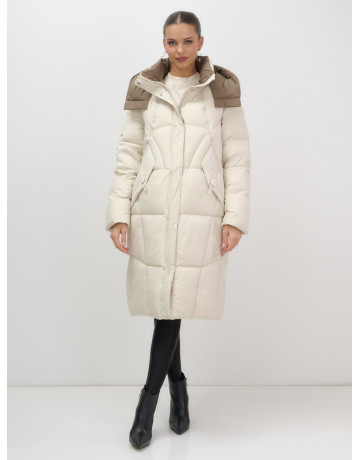 Длинный женский пуховик с капюшоном.