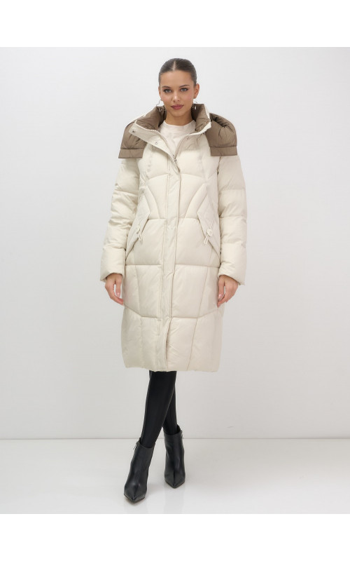Длинный женский пуховик с капюшоном.