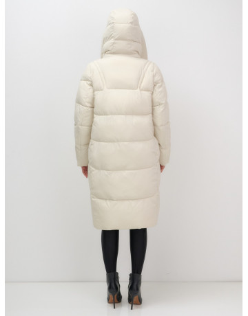 Длинный женский пуховик с капюшоном.