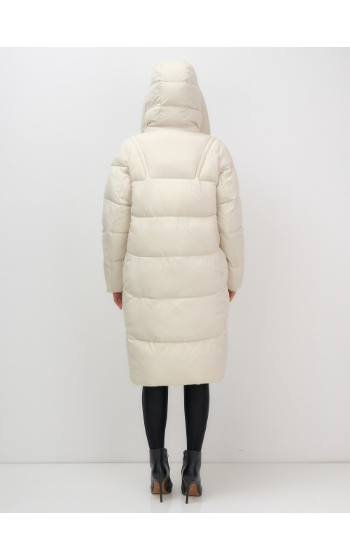 Длинный женский пуховик с капюшоном.