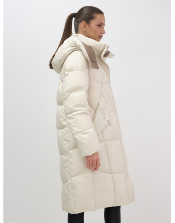 Длинный женский пуховик с капюшоном.