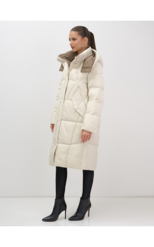 Длинный женский пуховик с капюшоном.