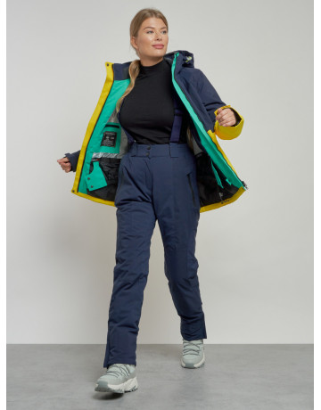 Женский горнолыжный костюм для зимних видов спорта.