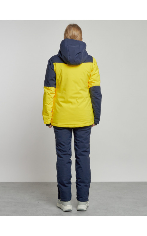 Женский горнолыжный костюм для зимних видов спорта.