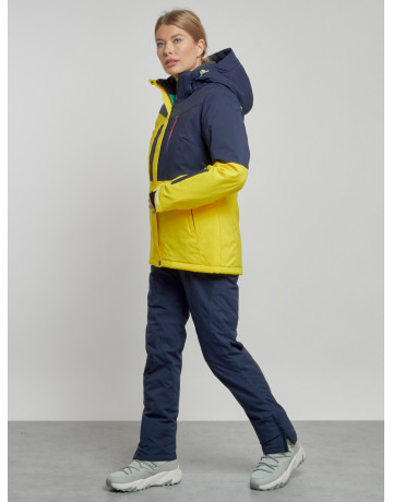 Женский горнолыжный костюм для зимних видов спорта.