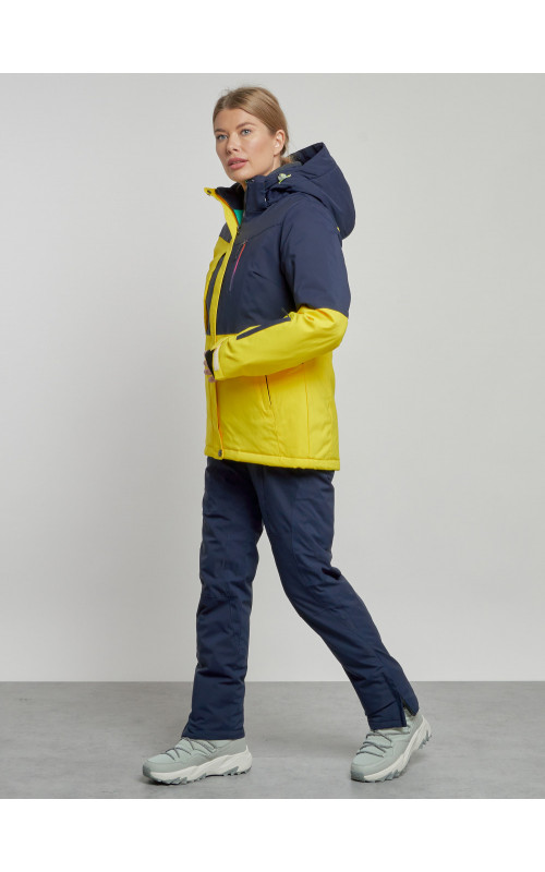 Женский горнолыжный костюм для зимних видов спорта.