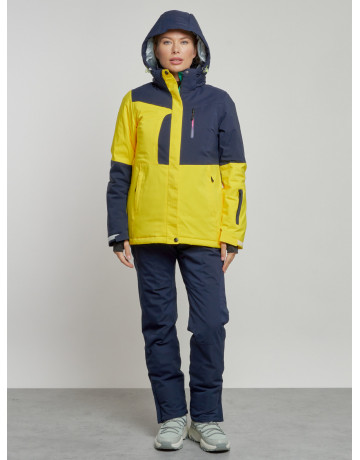 Женский горнолыжный костюм для зимних видов спорта.