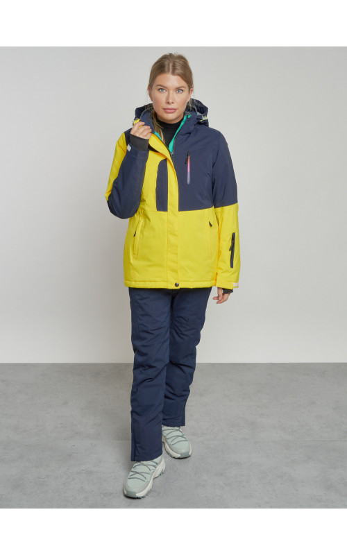 Женский горнолыжный костюм для зимних видов спорта.