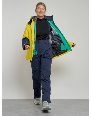 Женский горнолыжный костюм для зимних видов спорта.