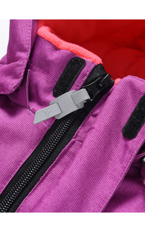 Зимний комбинезон для девочек для активных зимних игр.