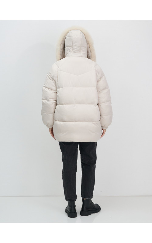 Пуховик с мехом песца, элегантный и стильный, для зимы 2025.