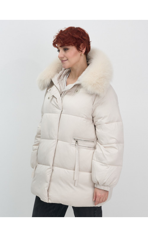 Пуховик с мехом песца, элегантный и стильный, для зимы 2025.