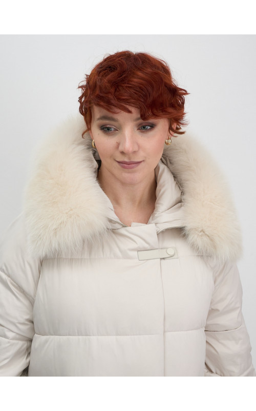 Пуховик с мехом песца, элегантный и стильный, для зимы 2025.