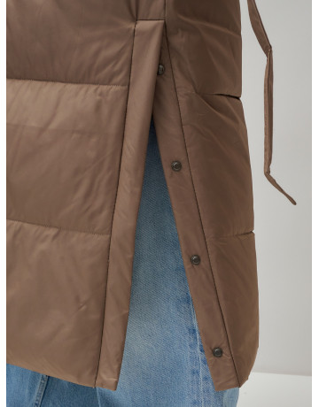 Тёплый женский пуховик с поясом и капюшоном.