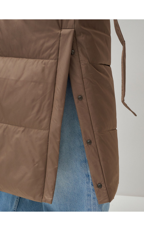 Тёплый женский пуховик с поясом и капюшоном.