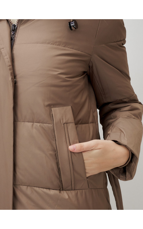 Тёплый женский пуховик с поясом и капюшоном.