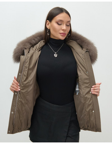 Пуховик для городской леди с мехом песца, защита от влаги и ветра.