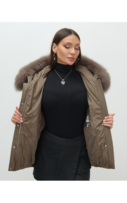 Пуховик для городской леди с мехом песца, защита от влаги и ветра.