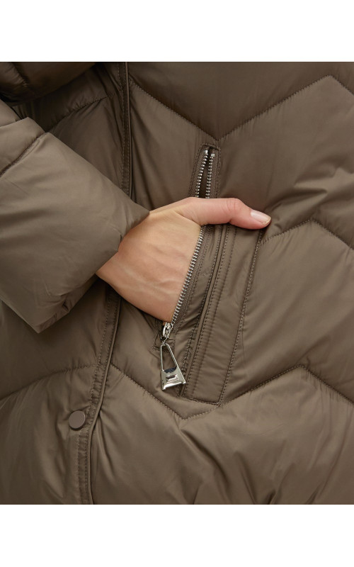 Пуховик для городской леди с мехом песца, защита от влаги и ветра.