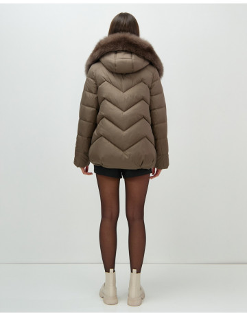 Пуховик для городской леди с мехом песца, защита от влаги и ветра.