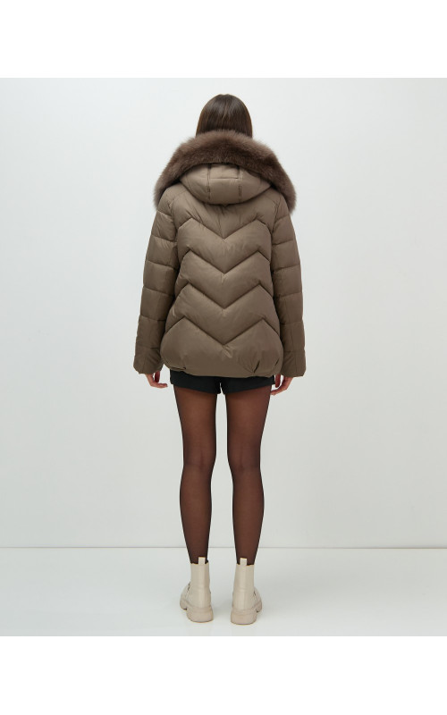 Пуховик для городской леди с мехом песца, защита от влаги и ветра.