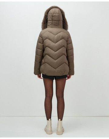 Пуховик для городской леди с мехом песца, защита от влаги и ветра.