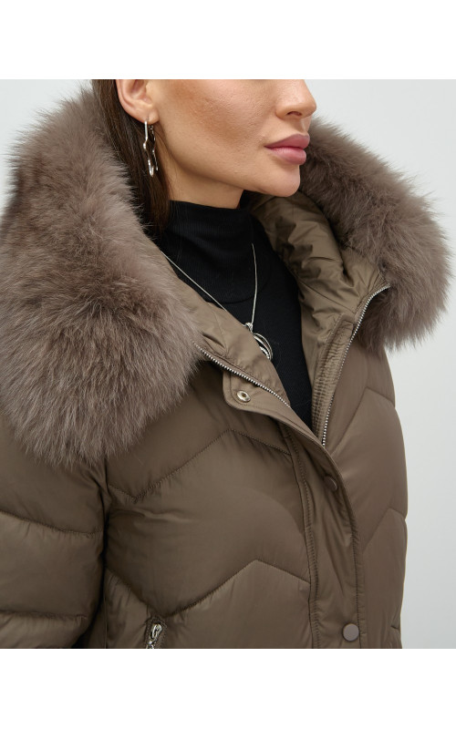 Пуховик для городской леди с мехом песца, защита от влаги и ветра.