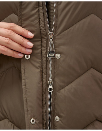 Пуховик для городской леди с мехом песца, защита от влаги и ветра.