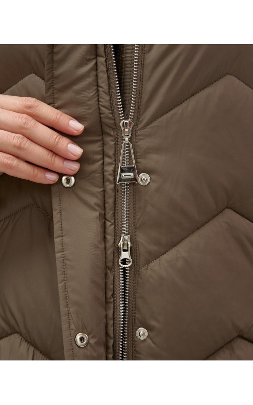 Пуховик для городской леди с мехом песца, защита от влаги и ветра.