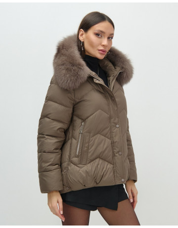 Пуховик для городской леди с мехом песца, защита от влаги и ветра.