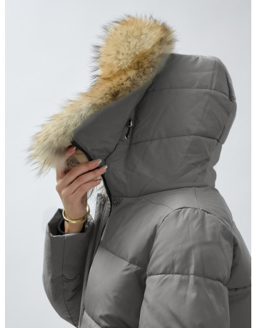 Пуховик женский зимний с мехом енота премиум-класса, серый. в Тюмени