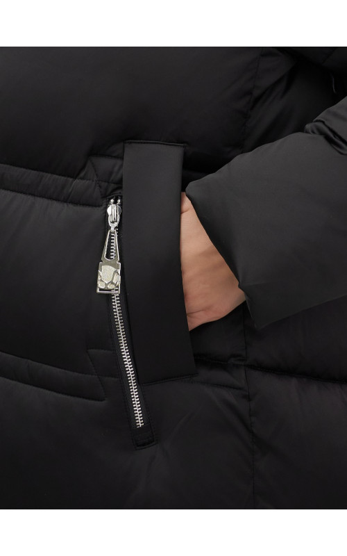 Длинный зимний пуховик для женщин с капюшоном.