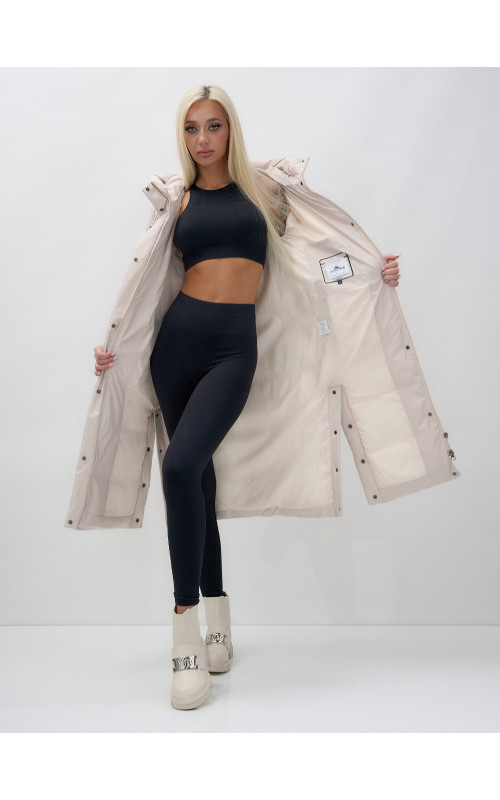 Длинный зимний пуховик с капюшоном для женщин.