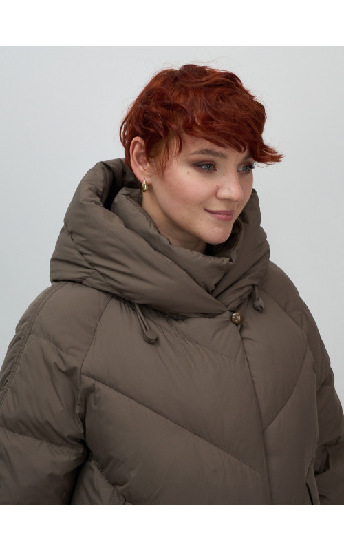 Длинный женский пуховик для зимы.