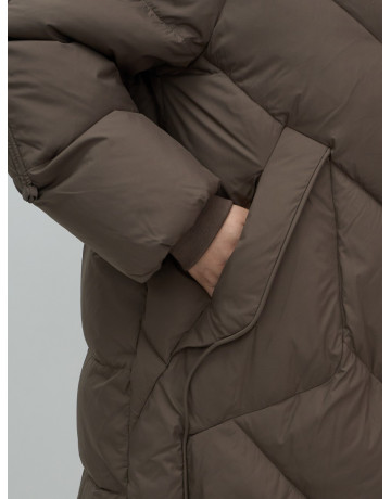 Длинный женский пуховик для зимы.