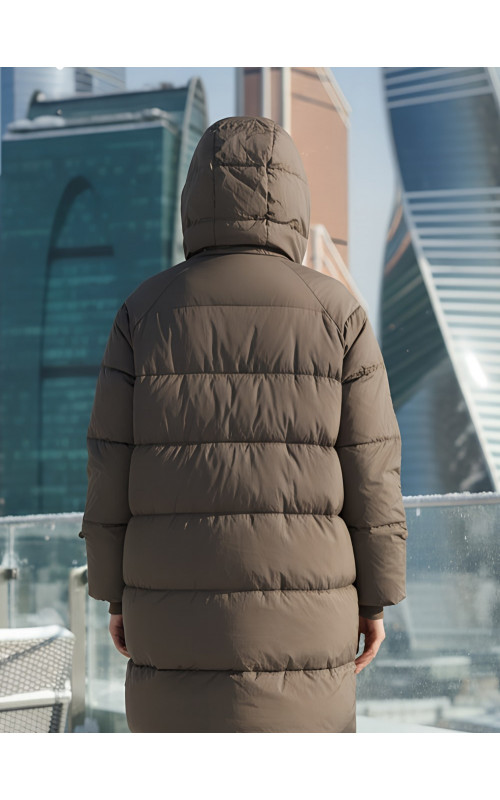 Длинный женский пуховик для зимы.