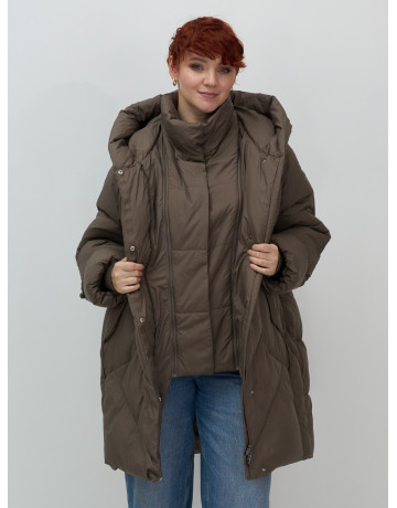 Длинный женский пуховик для зимы.