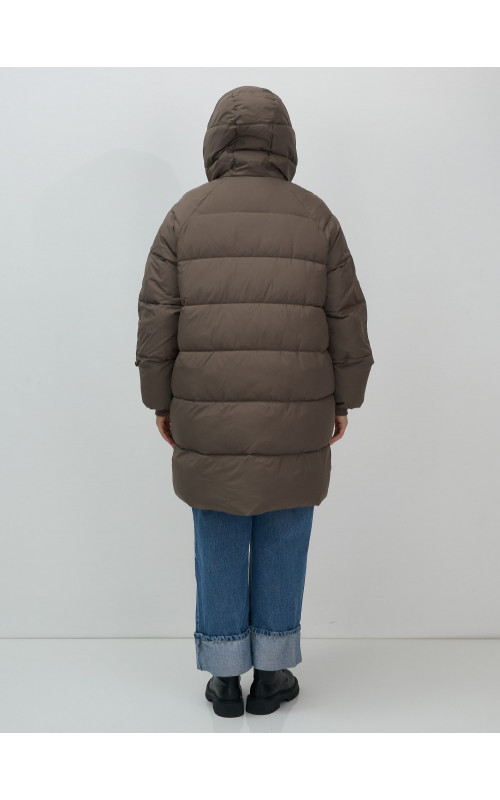 Длинный женский пуховик для зимы.