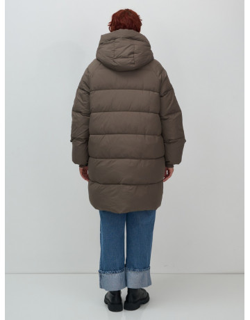 Длинный женский пуховик для зимы.