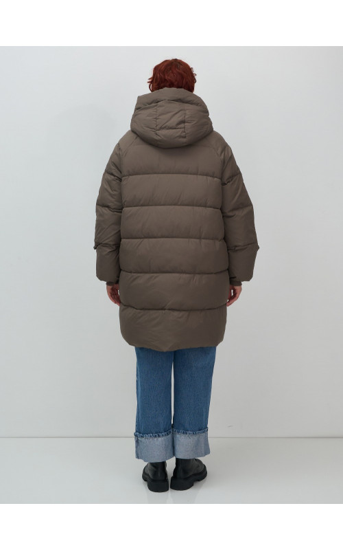Длинный женский пуховик для зимы.