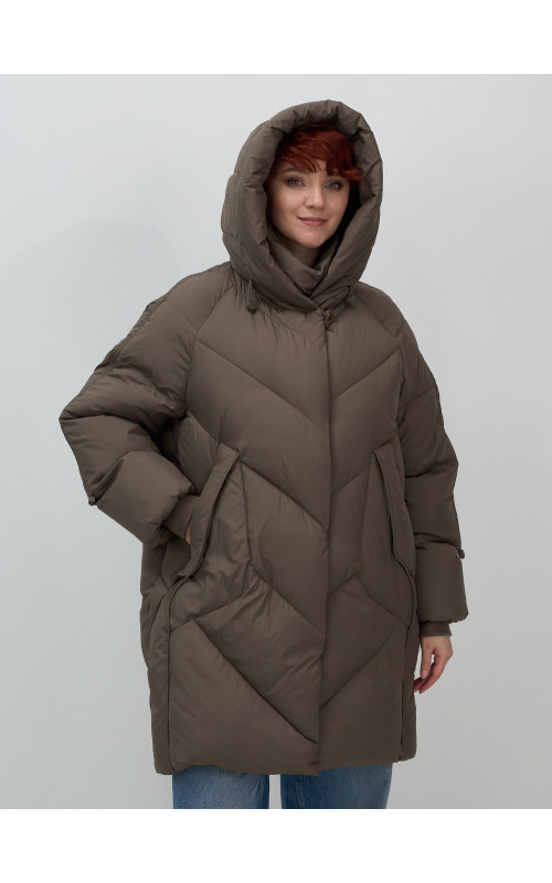 Длинный женский пуховик для зимы.