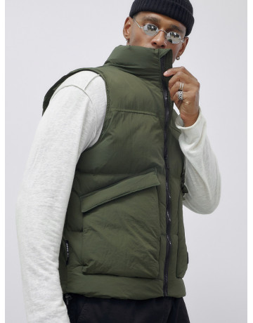 Мужской стеганый зимний жилет для активного отдыха.