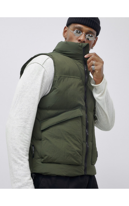 Мужской стеганый зимний жилет для активного отдыха.