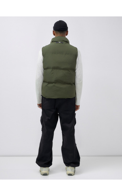 Мужской стеганый зимний жилет для активного отдыха.