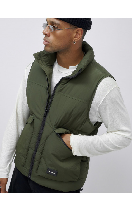 Мужской стеганый зимний жилет для активного отдыха.