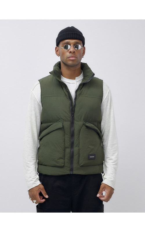 Мужской стеганый зимний жилет для активного отдыха.