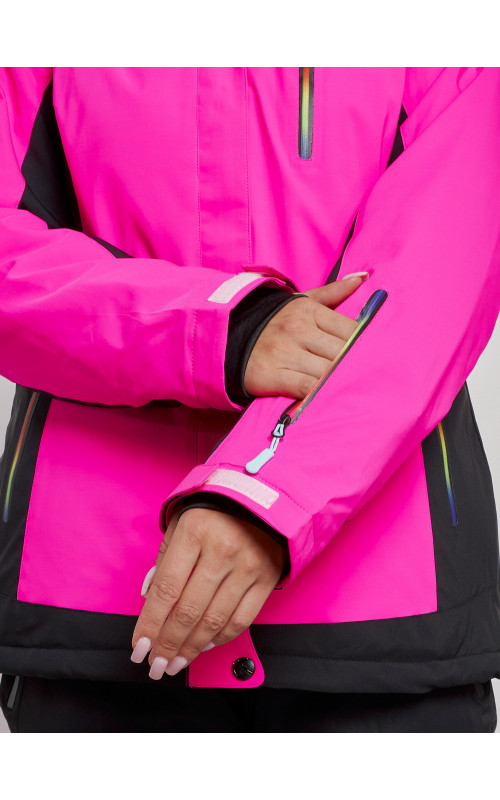 Женский горнолыжный костюм для активных зимних развлечений.