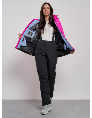 Женский горнолыжный костюм для активных зимних развлечений.