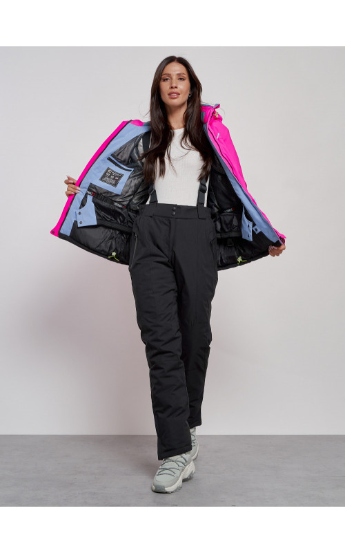 Женский горнолыжный костюм для активных зимних развлечений.